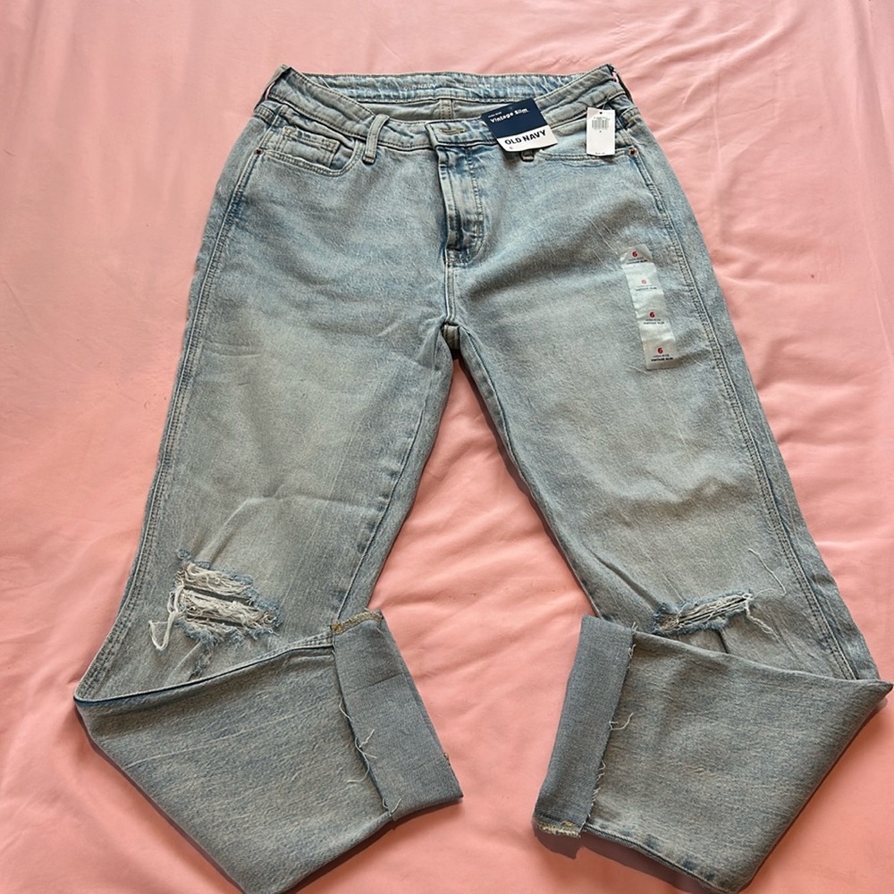 Size: 6
Old navy 
Brand new with tags never worn
High-rise vintage slim